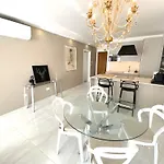 アパート Mia Black Luxury - Luxury Topfloor With Private Terrace In Qawra - Adults Only - 1 Masterbed 2 Bathroom セント・ポールズ・ベイ